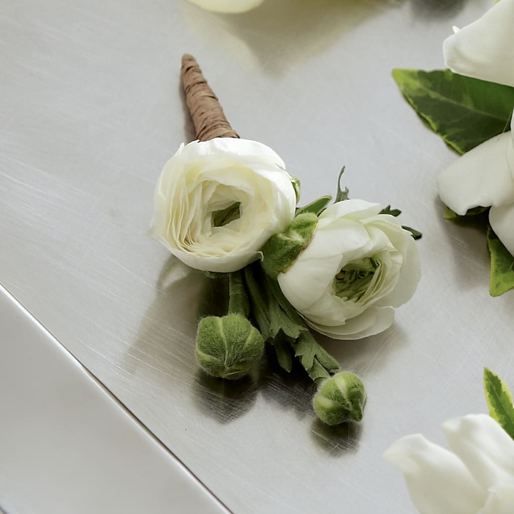Boutonnière de ranúnculo blanco
